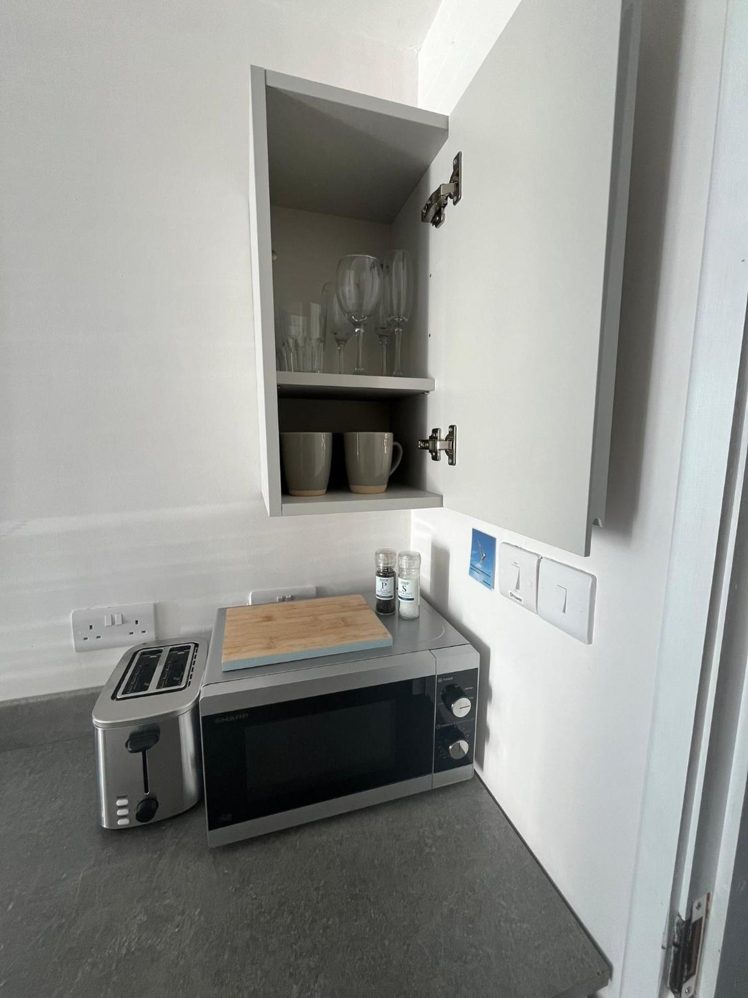 Entire Guest Suite In Four Mile Bridge, Rhoscolyn Valley Exterior foto